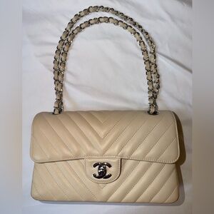 CHANEL Pre-Owned 2022 small chevron quilted shoulder bag